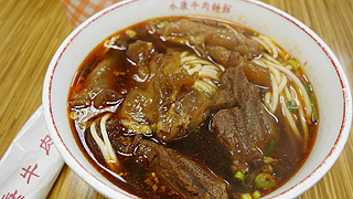 行列のできるラーメン店「永康牛肉麺」。